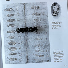 Charger l'image dans la galerie, Antique Victorian Whitby Jet Sweetheart Brooch. Carved Forget-Me-Not & Ribbon Bar Brooch. Alternative Antique Stock, Cravat, Tie Pin