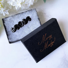Charger l'image dans la galerie, Antique Victorian Whitby Jet Sweetheart Brooch. Carved Forget-Me-Not & Ribbon Bar Brooch. Alternative Antique Stock, Cravat, Tie Pin