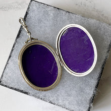 Charger l'image dans la galerie, Antique Victorian Sterling Silver Locket With Dog Clip. Large Aesthetic Engraved Belt Buckle Ivy Locket. 2-Sided Silver Book Chain Locket