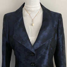 Cargar imagen en el visor de la galería, Antique Victorian Egg Pendant Charm. White Carved Bone Opening Egg & Dog-Clip Minimalist Pendant. Rebirth Amulet, Antique Jewellery Gift