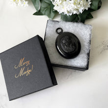 Cargar imagen en el visor de la galería, Antique Victorian Whitby Jet Locket.  Carved Jet Elizabethan Portrait Locket. Large Whitby Jet Mourning Locket. Victorian Mourning Jewelry