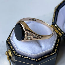 Cargar imagen en el visor de la galería, Vintage 9ct Gold Signet Ring. Black Oval Onyx Signet Seal Gold Ring. Engraved English Gold Open Work Ring, 1982 Hallmark. Size UK Q/US 8.25
