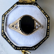 Cargar imagen en el visor de la galería, Vintage 9ct Gold Signet Ring. Black Oval Onyx Signet Seal Gold Ring. Engraved English Gold Open Work Ring, 1982 Hallmark. Size UK Q/US 8.25