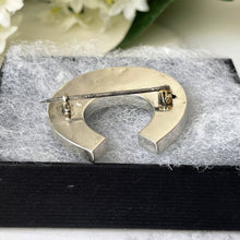 Carica l'immagine nel visualizzatore di Gallery, Antique Victorian Scottish Iona Marble Horseshoe Brooch. Rare Lucky Green Agate Engraved Sterling Silver Figural Brooch/Lapel Pin.