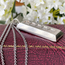Carica l'immagine nel visualizzatore di Gallery, Large Britannia Sterling Silver 'Queens Jubilee' Ingot Pendant On 24" Chain. Retro Vintage 1970's Oversized Hallmark Pendant Necklace (35g)