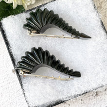 Charger l'image dans la galerie, Vintage 1930s Forest Green Bakelite Dress Clips. Pair Art Deco Dress Clips. Set of 2 Deep Carved Bakelite Brooches. Antique Art Deco Jewelry