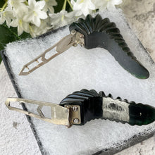 Charger l'image dans la galerie, Vintage 1930s Forest Green Bakelite Dress Clips. Pair Art Deco Dress Clips. Set of 2 Deep Carved Bakelite Brooches. Antique Art Deco Jewelry