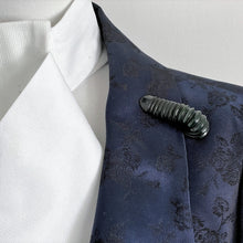 Charger l'image dans la galerie, Vintage 1930s Forest Green Bakelite Dress Clips. Pair Art Deco Dress Clips. Set of 2 Deep Carved Bakelite Brooches. Antique Art Deco Jewelry