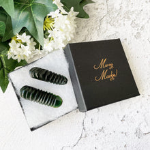 Charger l'image dans la galerie, Vintage 1930s Forest Green Bakelite Dress Clips. Pair Art Deco Dress Clips. Set of 2 Deep Carved Bakelite Brooches. Antique Art Deco Jewelry