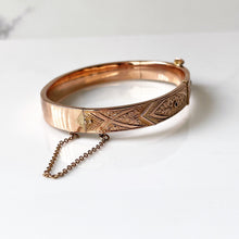 Cargar imagen en el visor de la galería, Antique Victorian Solid 9ct Gold Buckle Bangle. Aesthetic Engraved Daisy Bracelet, Hallmarked 1848. Antique English Rose Gold Cuff Bracelet