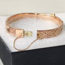 Cargar imagen en el visor de la galería, Antique Victorian Solid 9ct Gold Buckle Bangle. Aesthetic Engraved Daisy Bracelet, Hallmarked 1848. Antique English Rose Gold Cuff Bracelet