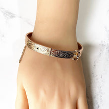 Cargar imagen en el visor de la galería, Antique Victorian Solid 9ct Gold Buckle Bangle. Aesthetic Engraved Daisy Bracelet, Hallmarked 1848. Antique English Rose Gold Cuff Bracelet