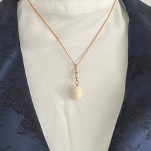 Cargar imagen en el visor de la galería, Antique Victorian Egg Pendant Charm. White Carved Bone Opening Egg & Dog-Clip Minimalist Pendant. Rebirth Amulet, Antique Jewellery Gift