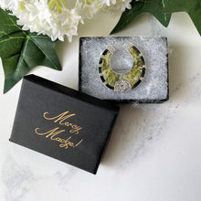 Carica l'immagine nel visualizzatore di Gallery, Antique Victorian Scottish Iona Marble Horseshoe Brooch. Rare Lucky Green Agate Engraved Sterling Silver Figural Brooch/Lapel Pin.