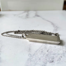 Carica l'immagine nel visualizzatore di Gallery, Large Britannia Sterling Silver 'Queens Jubilee' Ingot Pendant On 24" Chain. Retro Vintage 1970's Oversized Hallmark Pendant Necklace (35g)