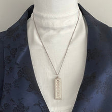 Carica l'immagine nel visualizzatore di Gallery, Large Britannia Sterling Silver 'Queens Jubilee' Ingot Pendant On 24" Chain. Retro Vintage 1970's Oversized Hallmark Pendant Necklace (35g)