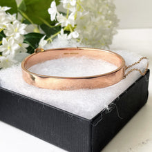 Cargar imagen en el visor de la galería, Antique Victorian Solid 9ct Gold Buckle Bangle. Aesthetic Engraved Daisy Bracelet, Hallmarked 1848. Antique English Rose Gold Cuff Bracelet