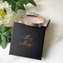 Cargar imagen en el visor de la galería, Antique Victorian Solid 9ct Gold Buckle Bangle. Aesthetic Engraved Daisy Bracelet, Hallmarked 1848. Antique English Rose Gold Cuff Bracelet