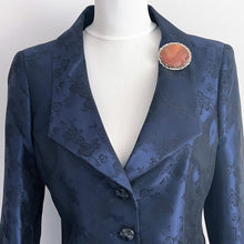 Carica l'immagine nel visualizzatore di Gallery, Antique Victorian Scottish Banded Agate Pendant Brooch. Orange Banded Carnelian Sterling Silver Scottish Brooch. Scottish Pebble Jewellery