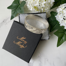 Cargar imagen en el visor de la galería, Vintage Floral Engraved Sterling Silver Bangle Bracelet. 1970s Sweetheart Bangle With Oversized British Hallmarks. Retro Statement Bracelet