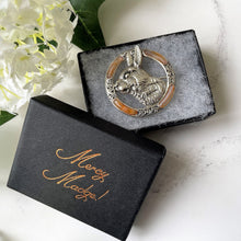 Lade das Bild in den Galerie-Viewer, Vintage Scottish Agate Silver Rabbit Brooch. Sterling Silver Banded Carnelian Celtic Ring Disc Brooch. Figural Rabbit Plaid/Tartan/Lapel Pin