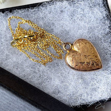 Carica l'immagine nel visualizzatore di Gallery, Antique Victorian Rolled Gold Heart Pendant Necklace. Engraved Rose Sweetheart Pendant Charm & Chain. Minimalist Antique Pendant.