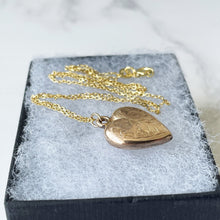 Carica l'immagine nel visualizzatore di Gallery, Antique Victorian Rolled Gold Heart Pendant Necklace. Engraved Rose Sweetheart Pendant Charm & Chain. Minimalist Antique Pendant.