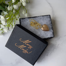 Carica l'immagine nel visualizzatore di Gallery, Antique Victorian Rolled Gold Heart Pendant Necklace. Engraved Rose Sweetheart Pendant Charm & Chain. Minimalist Antique Pendant.