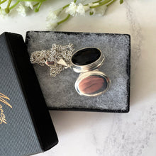 Cargar imagen en el visor de la galería, Vintage Sterling Silver Whitby Jet Locket Necklace. Puffy Photo Locket, Silver Curb Chain. Black Gemstone Locket. English Whitby Jet Jewelry