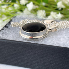 Cargar imagen en el visor de la galería, Vintage Sterling Silver Whitby Jet Locket Necklace. Puffy Photo Locket, Silver Curb Chain. Black Gemstone Locket. English Whitby Jet Jewelry