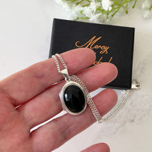 Cargar imagen en el visor de la galería, Vintage Sterling Silver Whitby Jet Locket Necklace. Puffy Photo Locket, Silver Curb Chain. Black Gemstone Locket. English Whitby Jet Jewelry