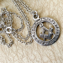 Lade das Bild in den Galerie-Viewer, Antique Art Deco Sterling Silver Freemasons Pendant Necklace. English Masonic Square & Compass Round Pendant, Belcher Chain, 1926 Hallmark