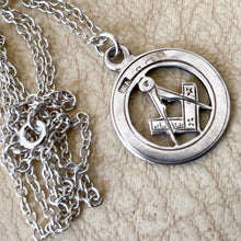 Lade das Bild in den Galerie-Viewer, Antique Art Deco Sterling Silver Freemasons Pendant Necklace. English Masonic Square & Compass Round Pendant, Belcher Chain, 1926 Hallmark