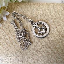 Lade das Bild in den Galerie-Viewer, Antique Art Deco Sterling Silver Freemasons Pendant Necklace. English Masonic Square & Compass Round Pendant, Belcher Chain, 1926 Hallmark