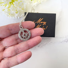 Lade das Bild in den Galerie-Viewer, Antique Art Deco Sterling Silver Freemasons Pendant Necklace. English Masonic Square & Compass Round Pendant, Belcher Chain, 1926 Hallmark