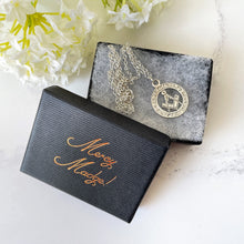 Lade das Bild in den Galerie-Viewer, Antique Art Deco Sterling Silver Freemasons Pendant Necklace. English Masonic Square & Compass Round Pendant, Belcher Chain, 1926 Hallmark