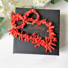 Lade das Bild in den Galerie-Viewer, Victorian Red Coral Nugget & Frond Beaded Necklace