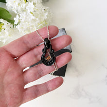 Lade das Bild in den Galerie-Viewer, Antique Victorian Whitby Jet Pendant Necklace. English Carved Jet Wedding Horseshoe Pendant, Silver Bead Chain. Good Luck Fertility Charm.