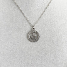 Lade das Bild in den Galerie-Viewer, Antique Art Deco Sterling Silver Freemasons Pendant Necklace. English Masonic Square & Compass Round Pendant, Belcher Chain, 1926 Hallmark