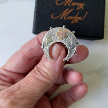 Lade das Bild in den Galerie-Viewer, Victorian Silver & Gold Horseshoe Brooch. Tri Colour Aesthetic Engraved Sweetheart Brooch, 1888. Antique Love Token Lapel/Cravat/Stock Pin