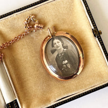 Lade das Bild in den Galerie-Viewer, Antique 9ct Rose Gold Picture Locket Necklace. English Edwardian Portrait Pendant, Chester 1915. Double Sided Glass Photo Pendant On Chain