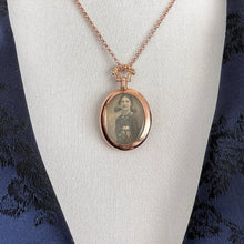 Lade das Bild in den Galerie-Viewer, Antique 9ct Rose Gold Picture Locket Necklace. English Edwardian Portrait Pendant, Chester 1915. Double Sided Glass Photo Pendant On Chain