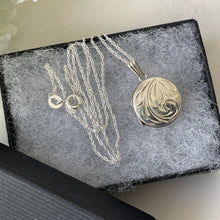 Carica l'immagine nel visualizzatore di Gallery, Vintage English Sterling Silver Round Locket. 1970's Fern Engraved Small Photo Locket & Chain. Edwardian Retro Minimalist Pendant Necklace