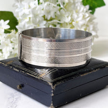 Carica l'immagine nel visualizzatore di Gallery, Vintage Art Deco Guilloche Engraved Sterling Silver Bangle. 1940s Wide Belt Style Bangle. English Silver Bangle Bracelet, Chester Hallmarks
