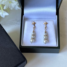 Carica l'immagine nel visualizzatore di Gallery, Vintage 9ct Gold Pearl Drop Earrings. Edwardian Style 3-Pearl Drop Earrings. Petite/Minimalist/Children's Cultured Pearl Dangle Earrings