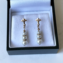 Carica l'immagine nel visualizzatore di Gallery, Vintage 9ct Gold Pearl Drop Earrings. Edwardian Style 3-Pearl Drop Earrings. Petite/Minimalist/Children's Cultured Pearl Dangle Earrings