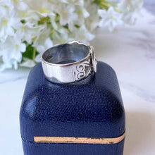 Carica l'immagine nel visualizzatore di Gallery, Vintage Sterling Silver Buckle Ring, Boxed. English Engraved Wide Band Silver Ring Hallmarked 1971. Retro Statement Ring Size UK/Q.5, US 8.5