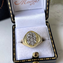 Carica l'immagine nel visualizzatore di Gallery, Vintage 18ct Gold Gemstone Set Signet Ring. Modernist White Spinel Dome Ring. Asian High Carat Yellow Gold Unisex Index/Pinky Finger Ring