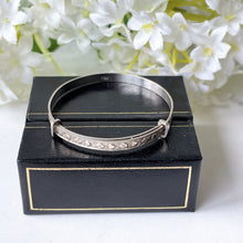 Charger l'image dans la galerie, Vintage Sterling Silver Baby Bangle, Boxed. Heart & Flower Engraved Childs Bracelet. English Adjustable Bangle. Baptismal, Christening Gift