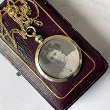 Carica l'immagine nel visualizzatore di Gallery, Edwardian Rolled Gold Picture Pendant With Portrait Photos. Antique Double Sided Glass Locket & Chain. Round Yellow Gold Locket Necklace.